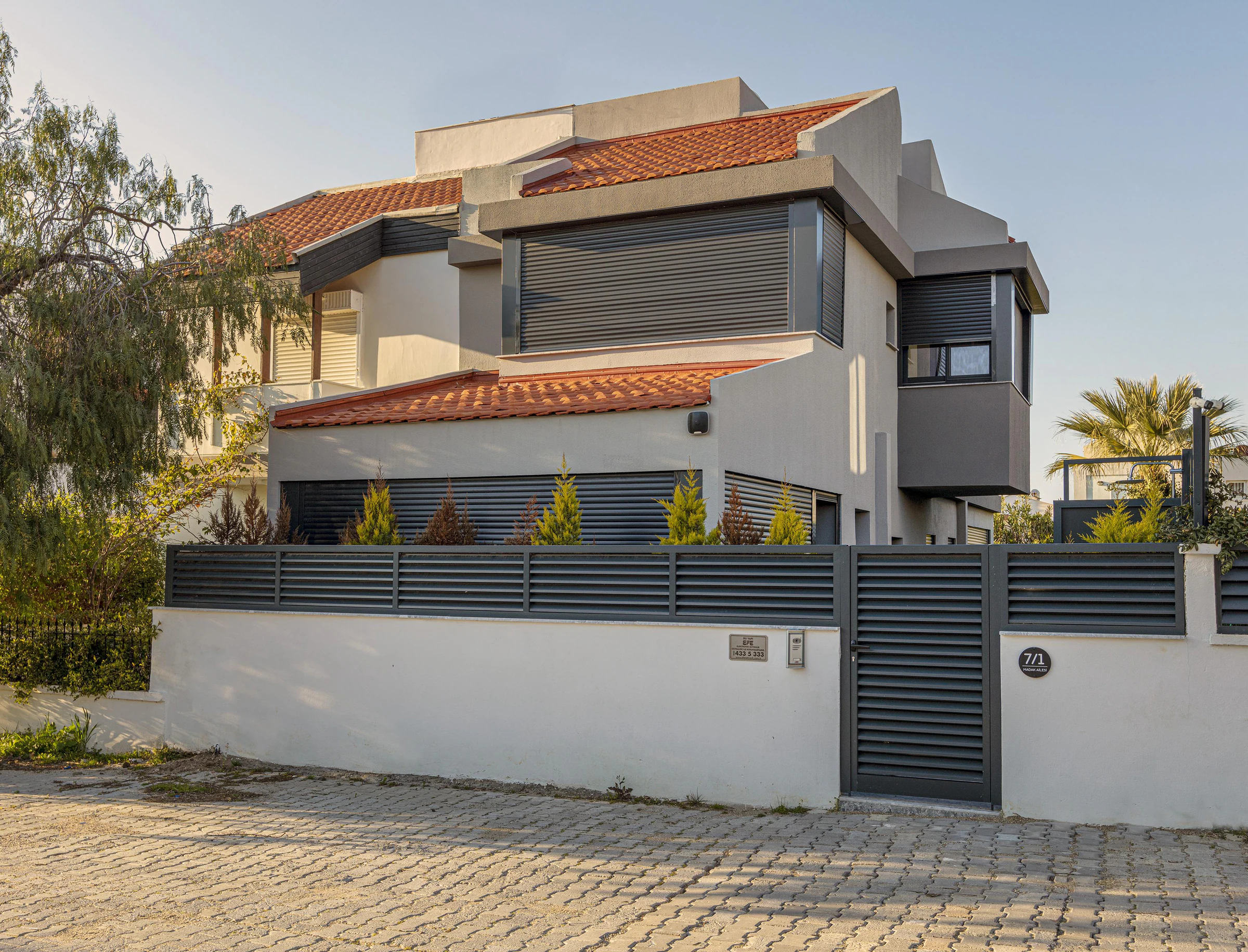 TEOK'tan Alaçatı Ağaçlı Yol'da Özel Tadilatlı Sıfır Eşyalı Villa