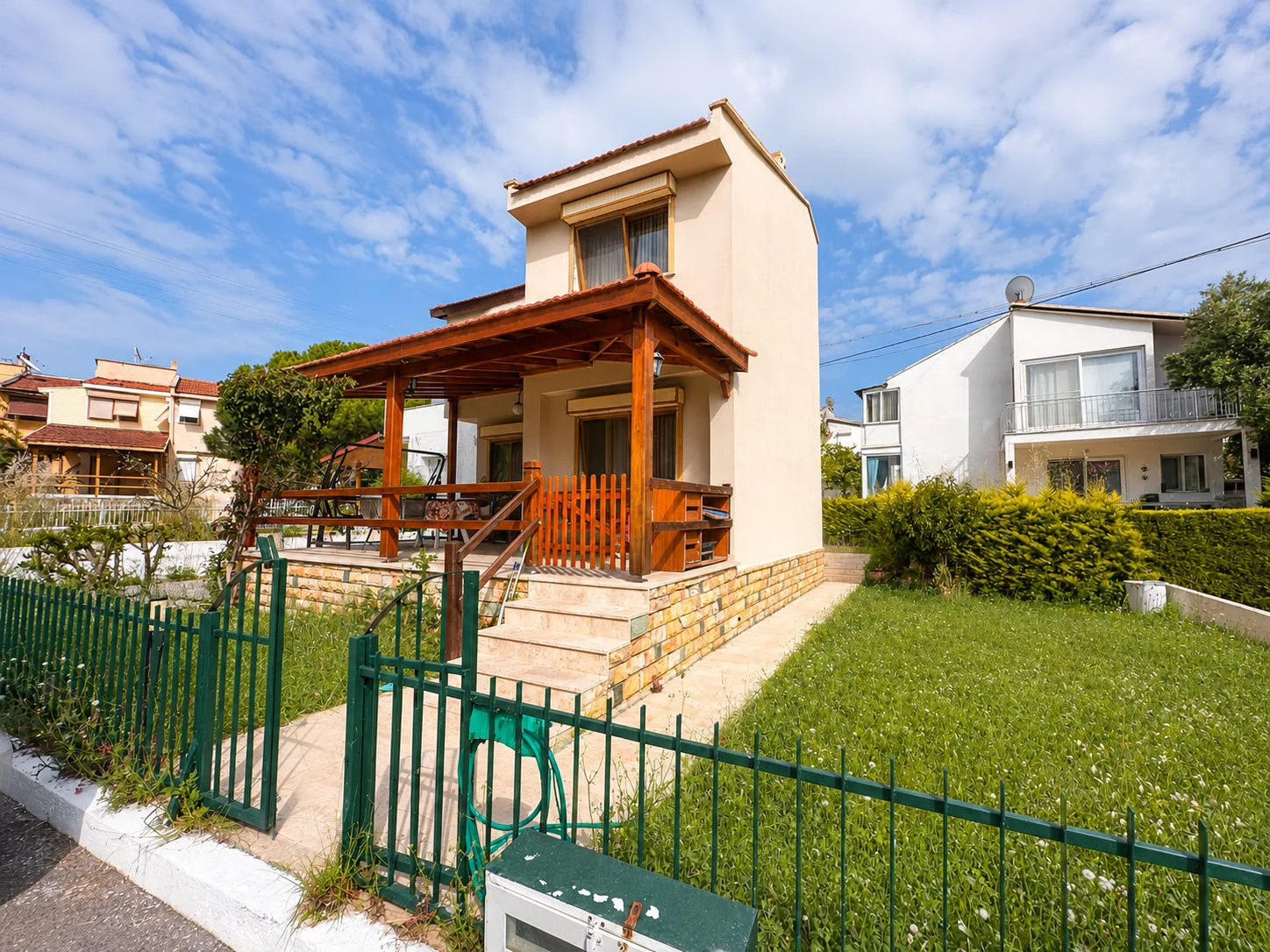 Çeşme Germiyan Site İçerisinde Eşyalı Satılık Yazlık