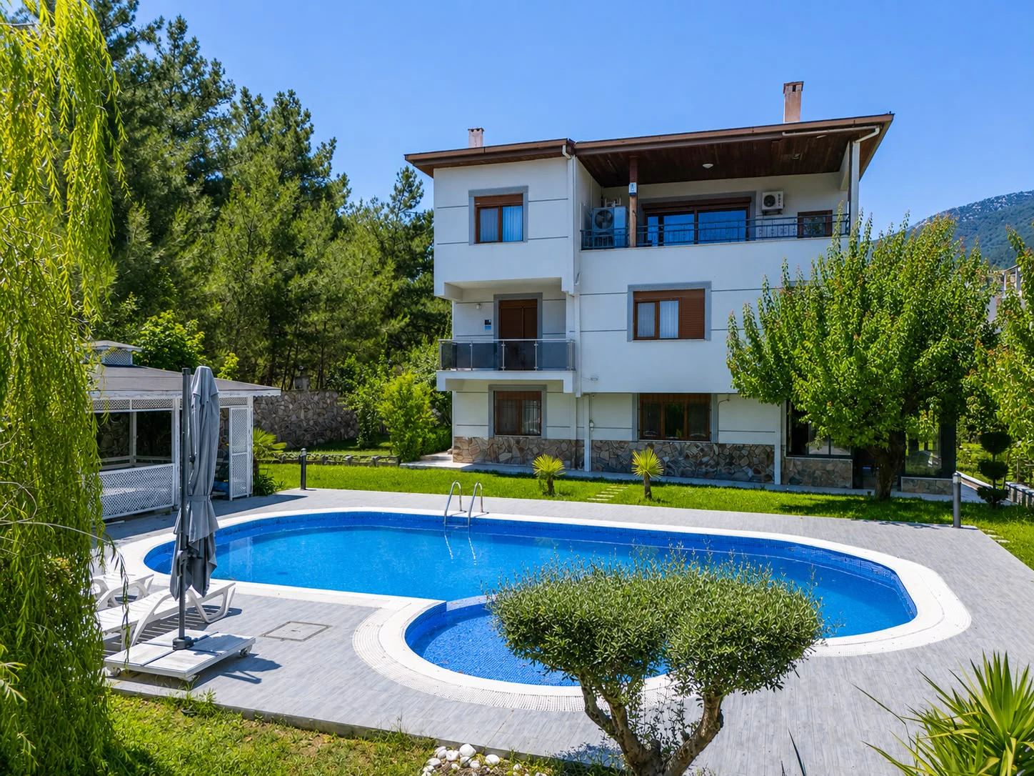 EOK'tan Kemalpaşa Nifkent'te 1592 m2 İçinde Satılık Villa