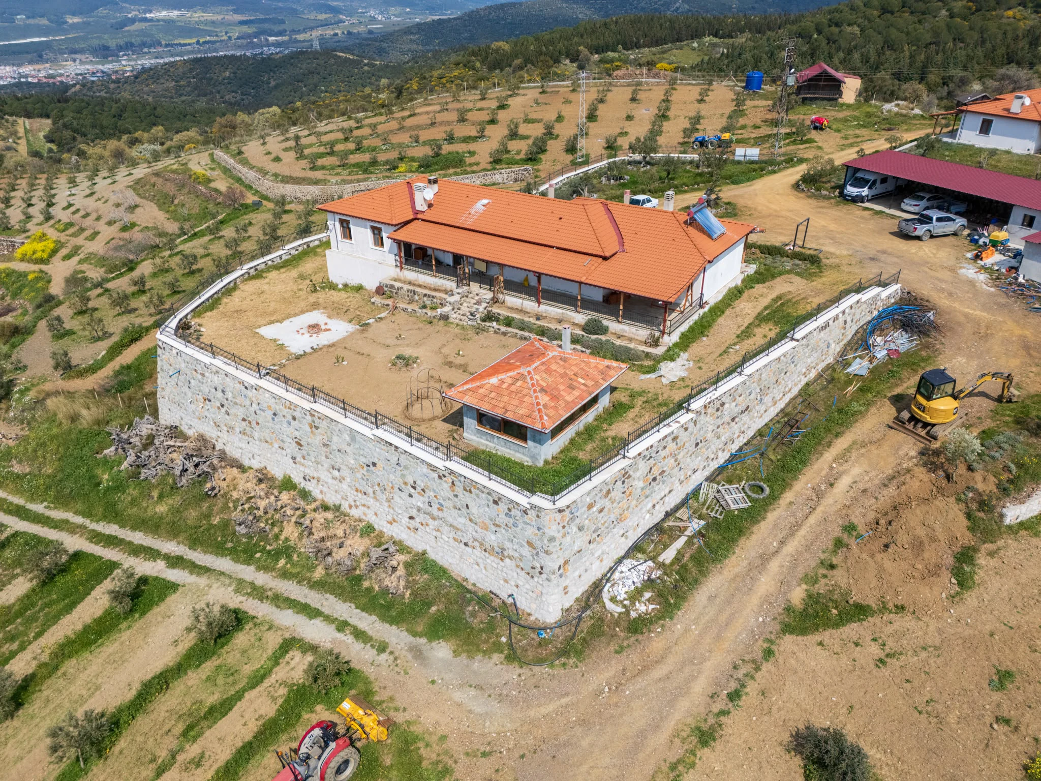 SEFERİHİSAR URLA BADEMLER SINIRINDA SATILIK ZEYTİNLİK galeri 2