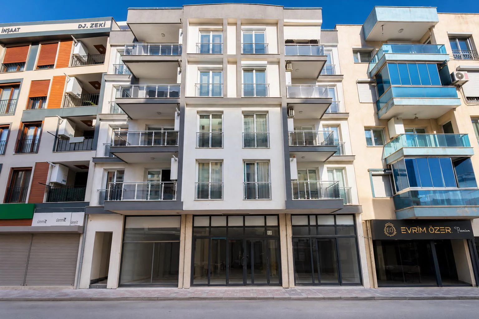 SEFERİHİSAR MERKEZDE 13,5 m CEPHELİ 325 m² TİCARİ DÜKKAN