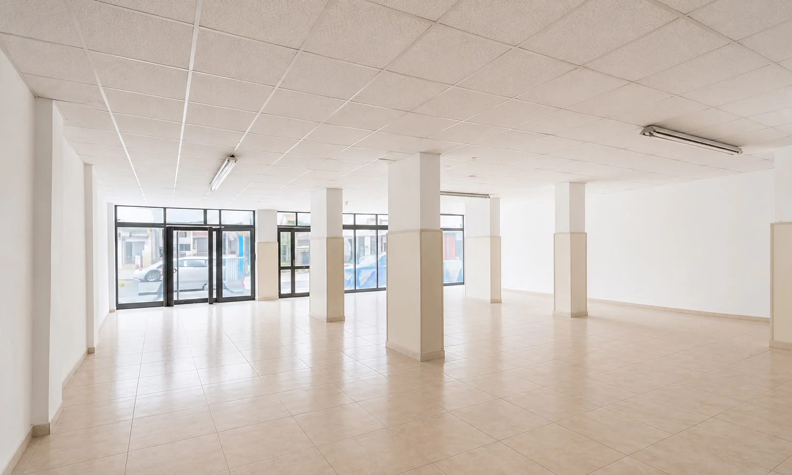 SEFERİHİSAR MERKEZDE 13,5 m CEPHELİ 325 m² TİCARİ DÜKKAN galeri 4
