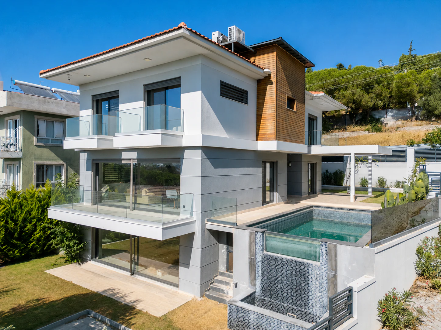 ÇEŞME PAŞALİMANI MÜSTAKİL HAVUZLU VİLLA