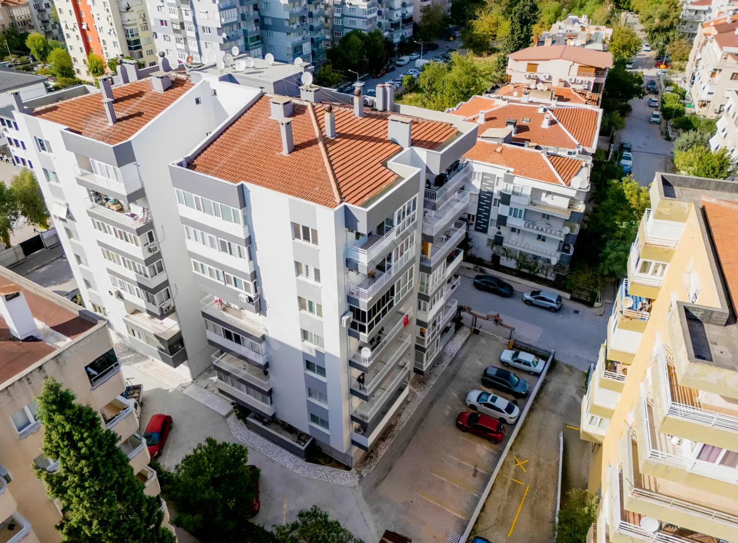 Bornova'nın En İyi Lokasyonunda Tadilatlı Satılık 3+1 Daire