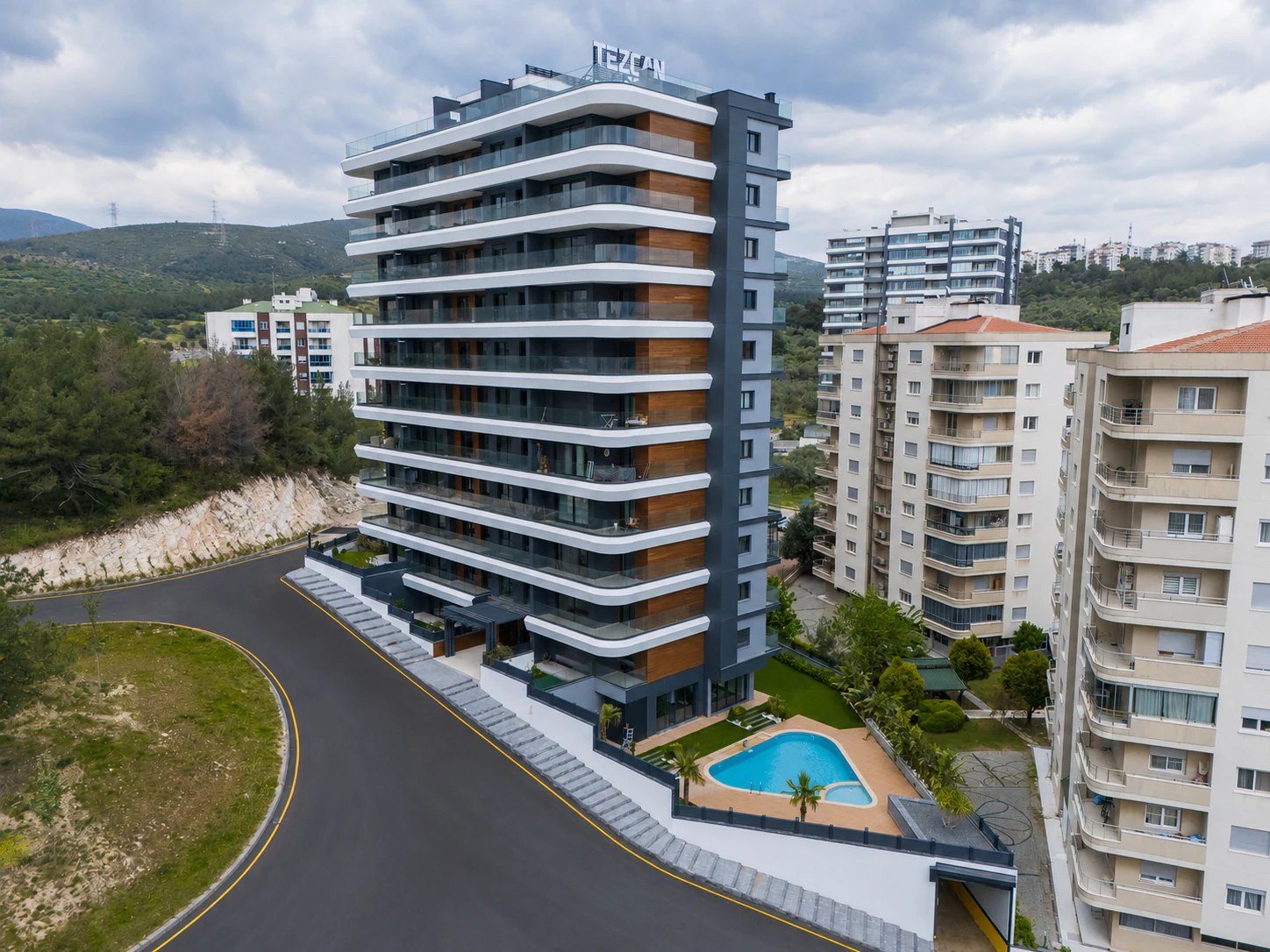 BORNOVA EVKA 3'TE DENİZ VE ORMAN MANZARALI SATILIK LÜKS DAİRE