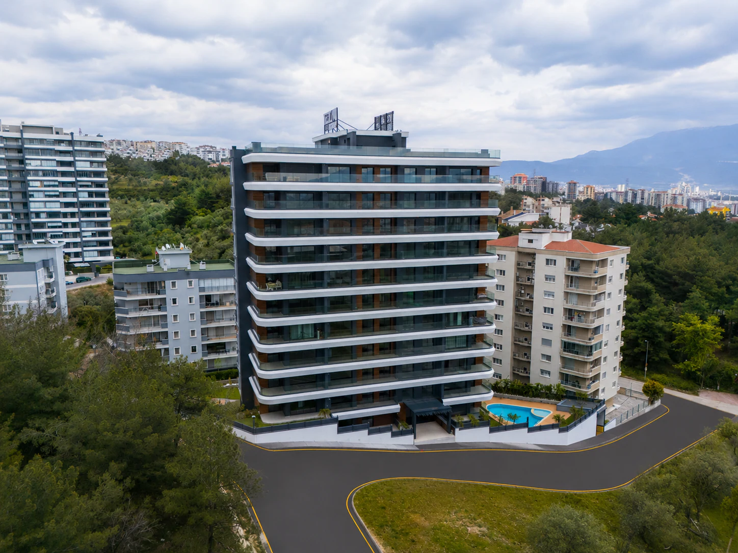 BORNOVA EVKA3' TE DENİZ VE ORMAN MANZARALI SATILIK LÜKS DAİRELER