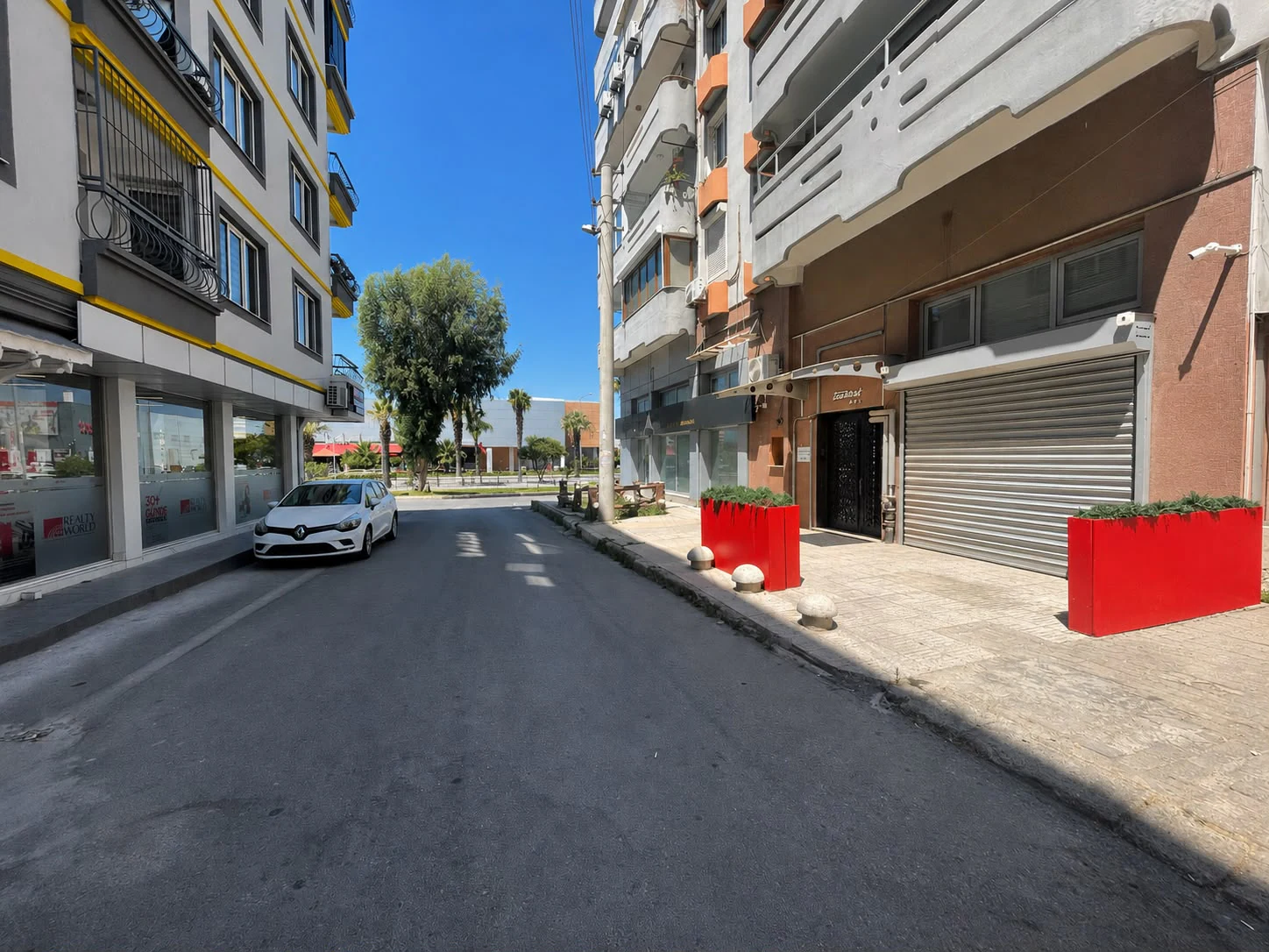Balçova'da Satılık Dükkan