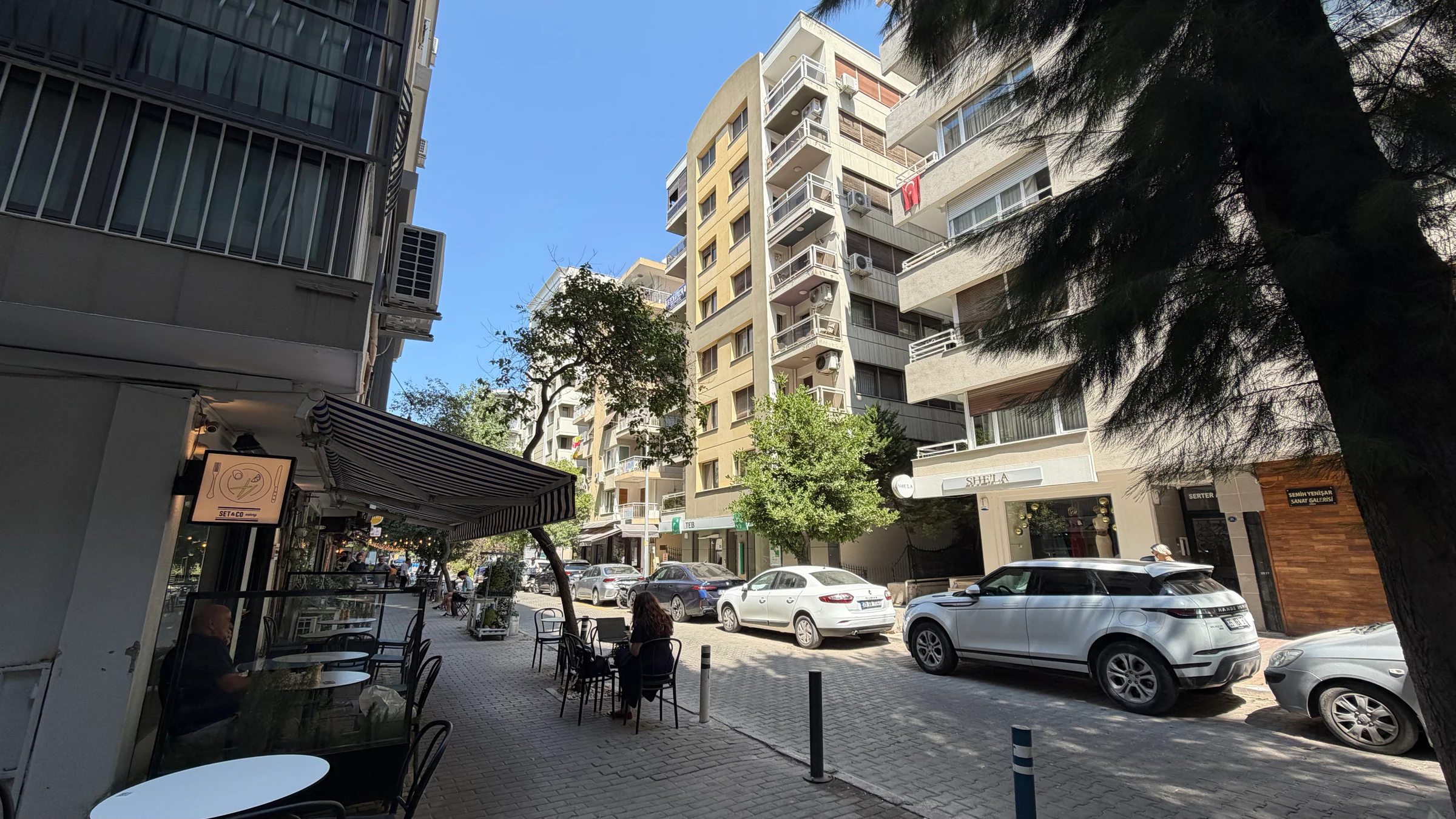 Enes Lahna'dan GÜL SOKAKTA OTOPARKLI 3+1 142 M² NET ARA KAT DAİRE