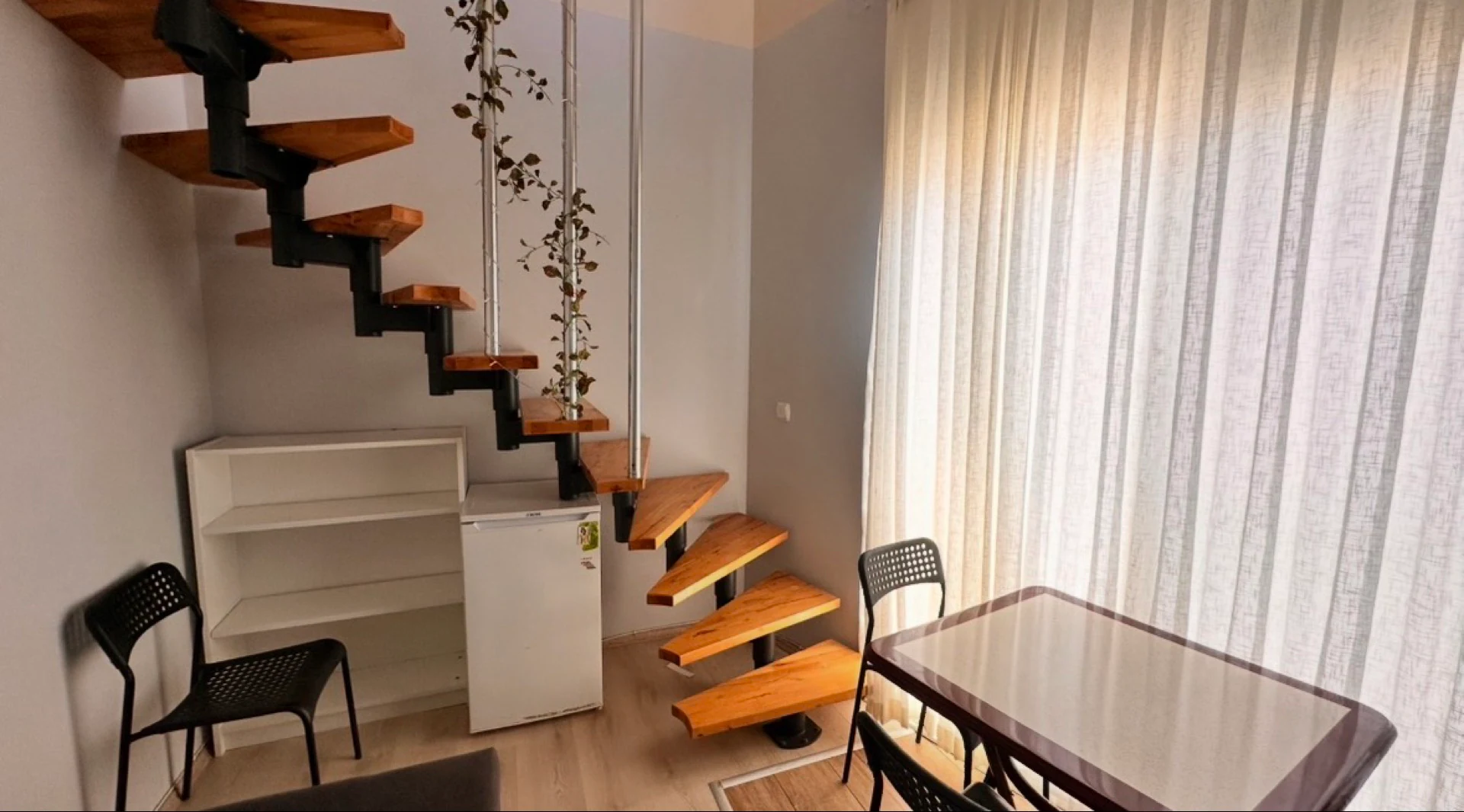 URLA GÜLBAHÇE'DE İYTE YAKINI EŞYALI KİRALIK 1+1 DUBLEKS DAİRE galeri 4