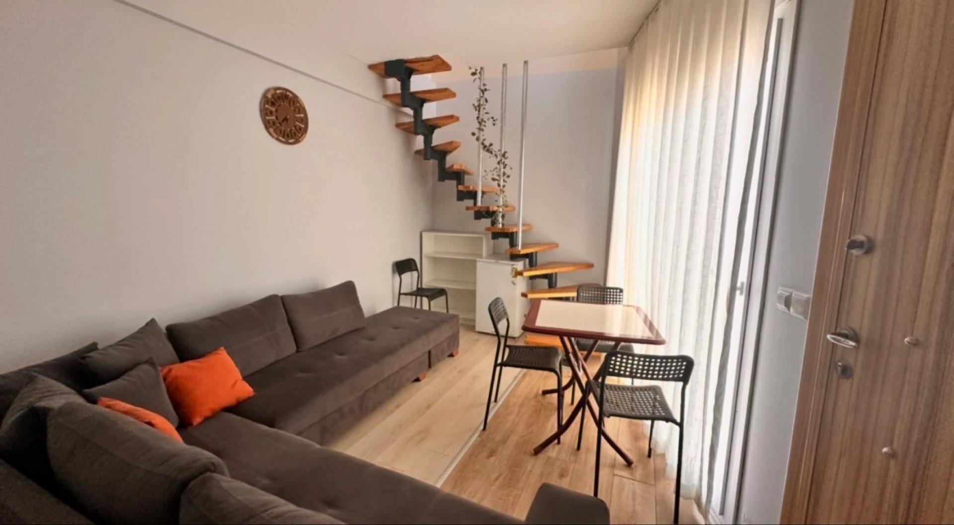 URLA GÜLBAHÇE'DE İYTE YAKINI EŞYALI KİRALIK 1+1 DUBLEKS DAİRE galeri 5