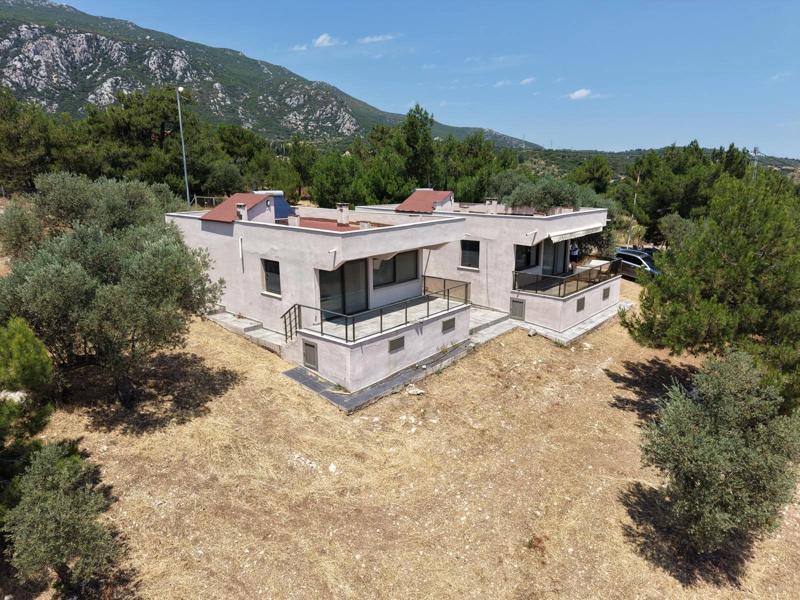 Karaburun Kösedere'de 1.731 m2 Arazi İçinde 2 Adet Yazlık Ev