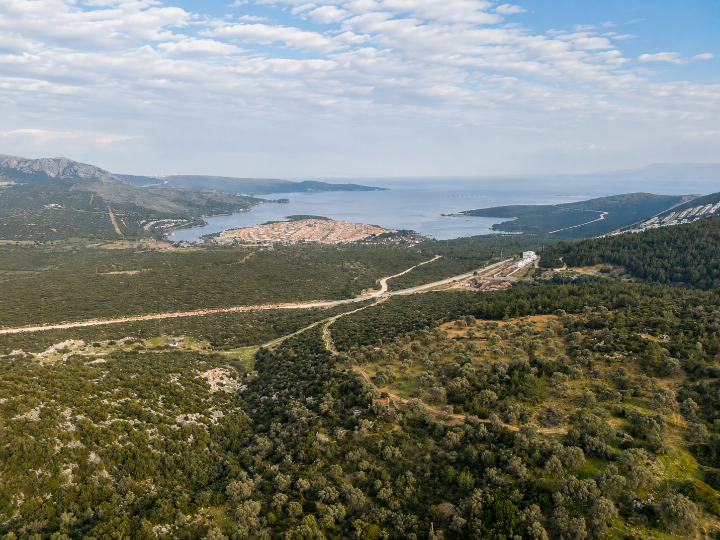 Mordoğan'da Satılık 5.033 m2 Deniz Manzaralı Tarla