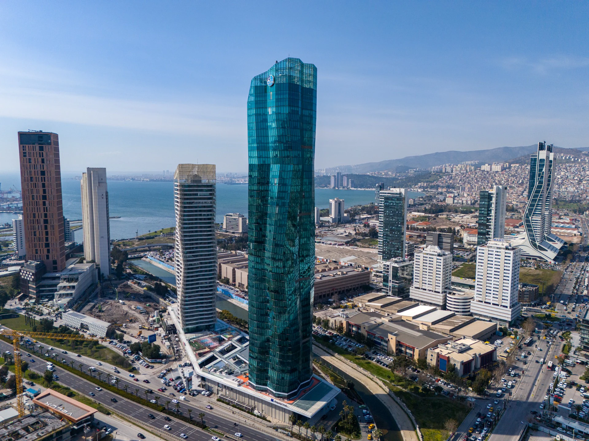 HÜSEYİN HIDIR'DAN MİSTRAL TOWER'DA EMSALSİZ TAM KAT SATILIK OFİS