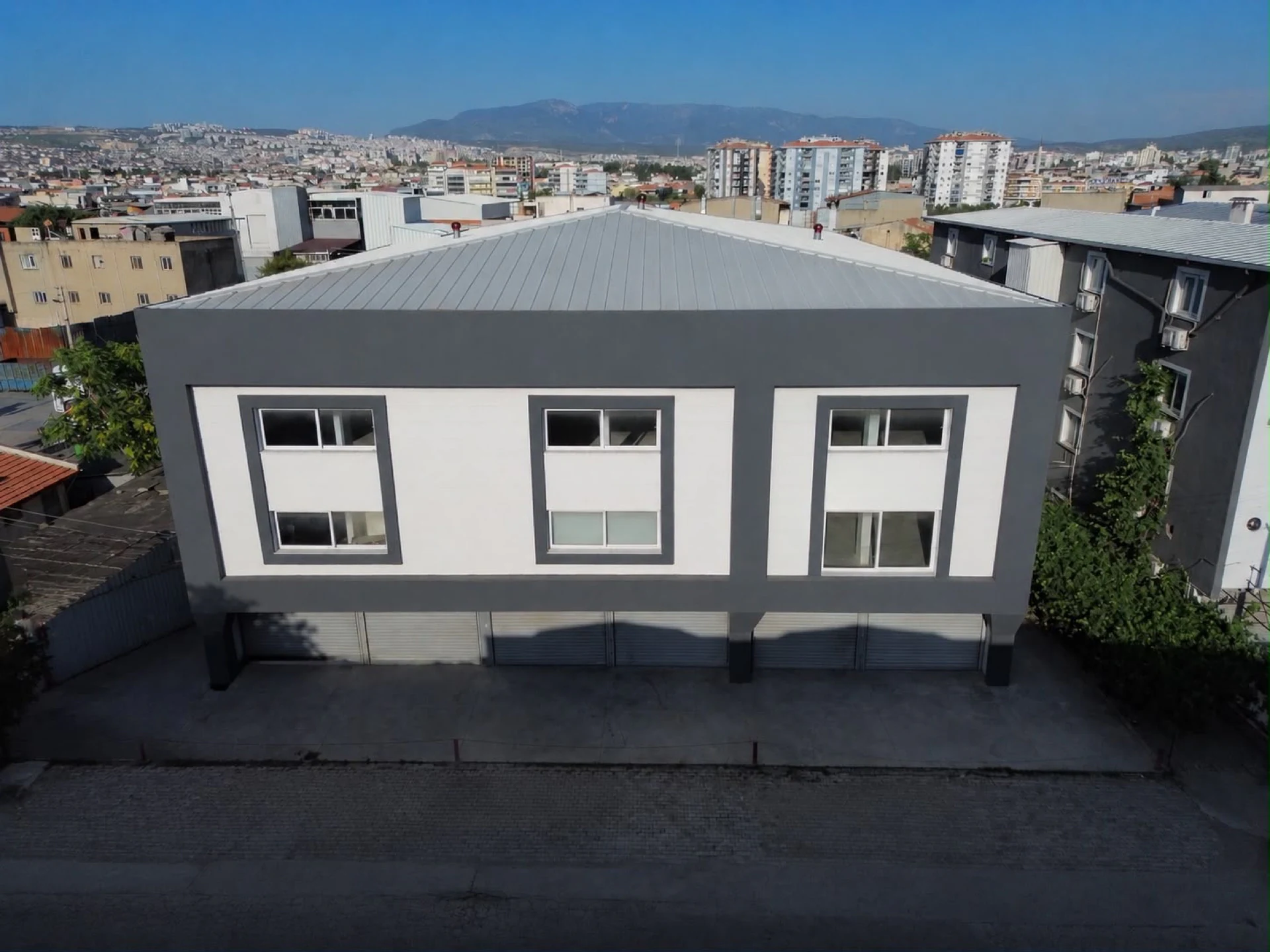 Muhteşem lokasyon 400 metre² ferah dükkan