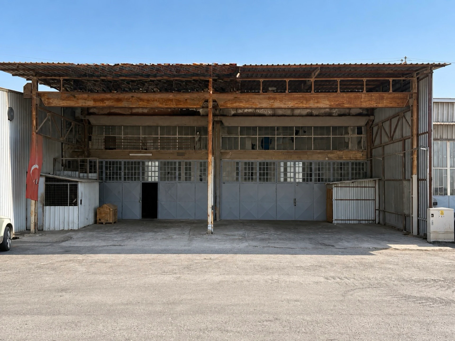 4. SANAYİ'DE GENİŞ SOKAKTA 250m2 KAPALI ALAN + 100m2 ÖN KULLANIM