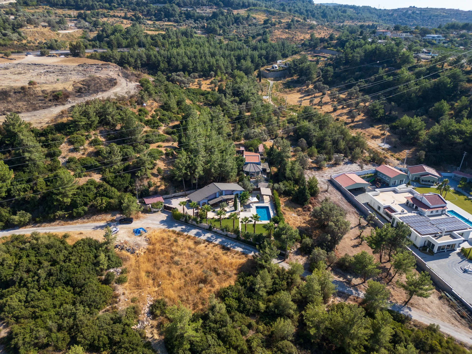 Urla Kekliktepe'de 1.989m² Arsa İçerisinde 2 Satılık Villa