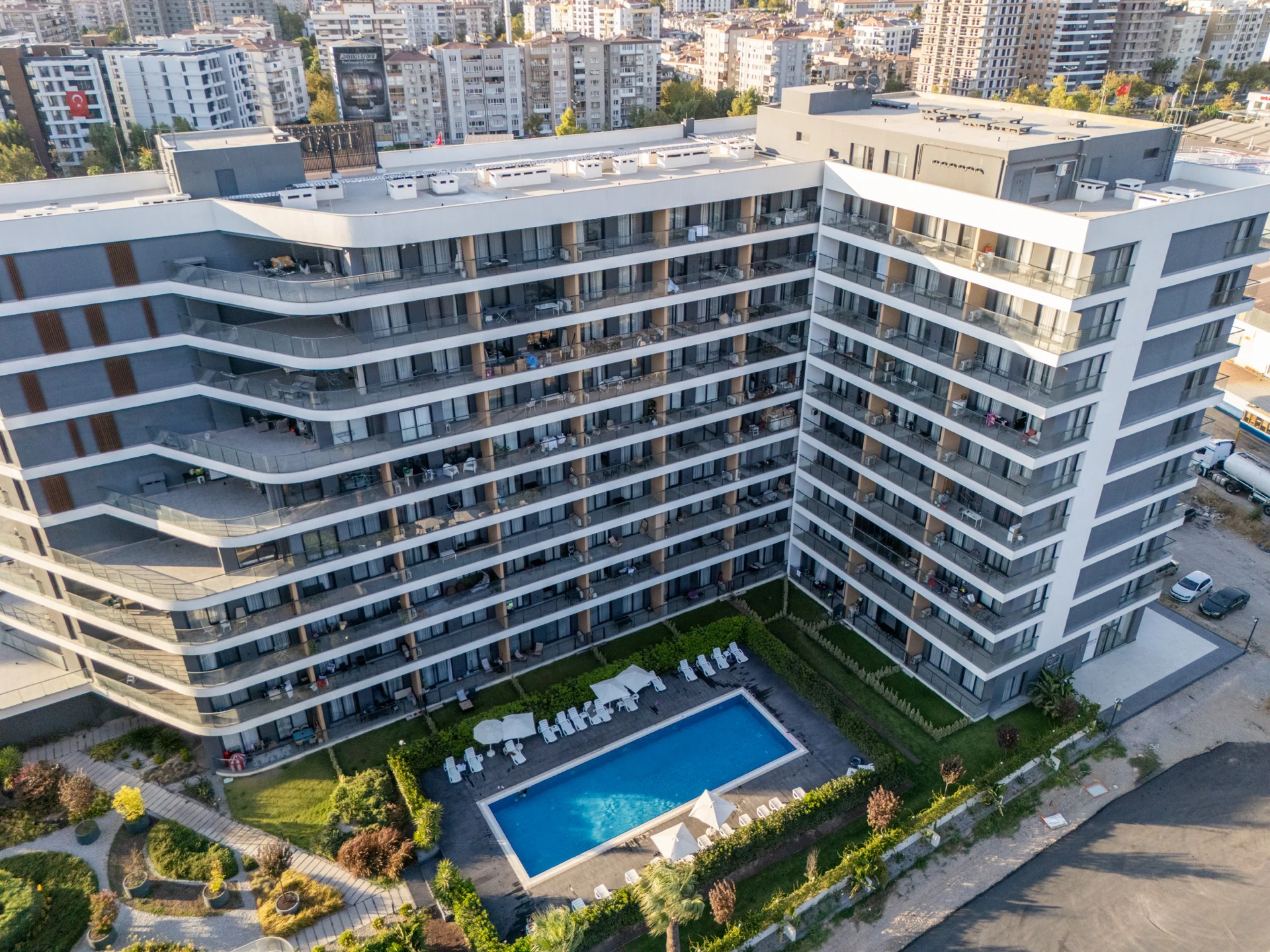 BORNOVA TRADE MARK Pİ SATILIK 1+1 LÜKS EŞYALI HAVUZ CEPHE.. galeri 5