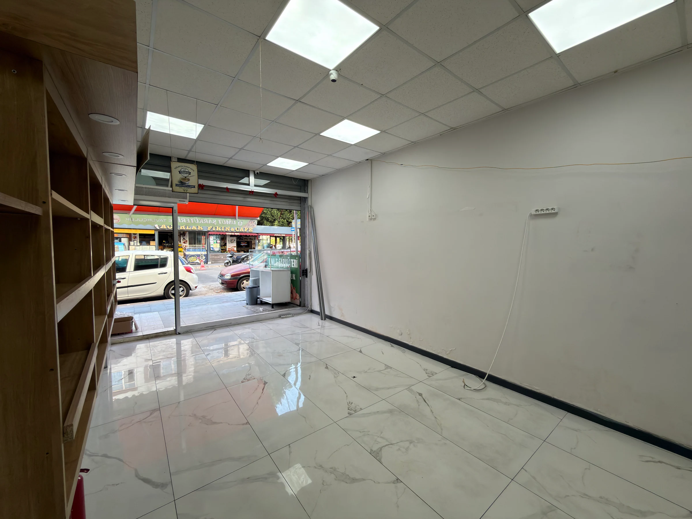 Buca' Menderes Caddesi'ne ve Vergi Dairesine Komşu Dükkan galeri 4