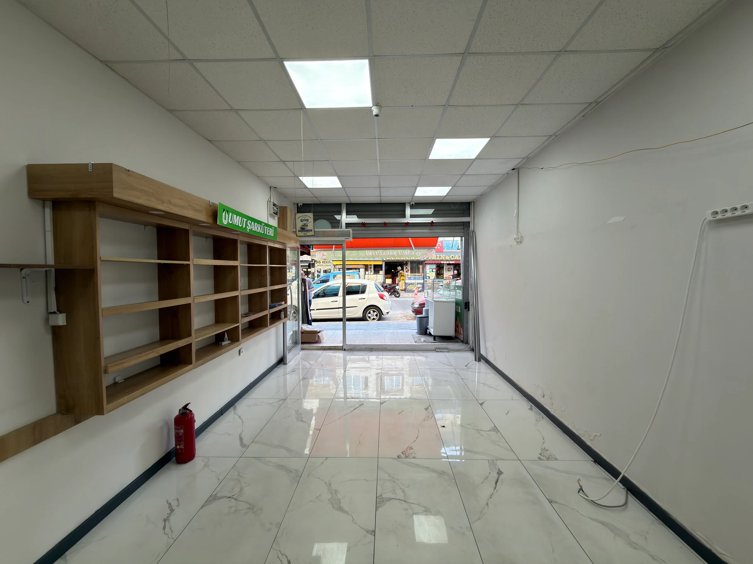 Buca' Menderes Caddesi'ne ve Vergi Dairesine Komşu Dükkan galeri 5