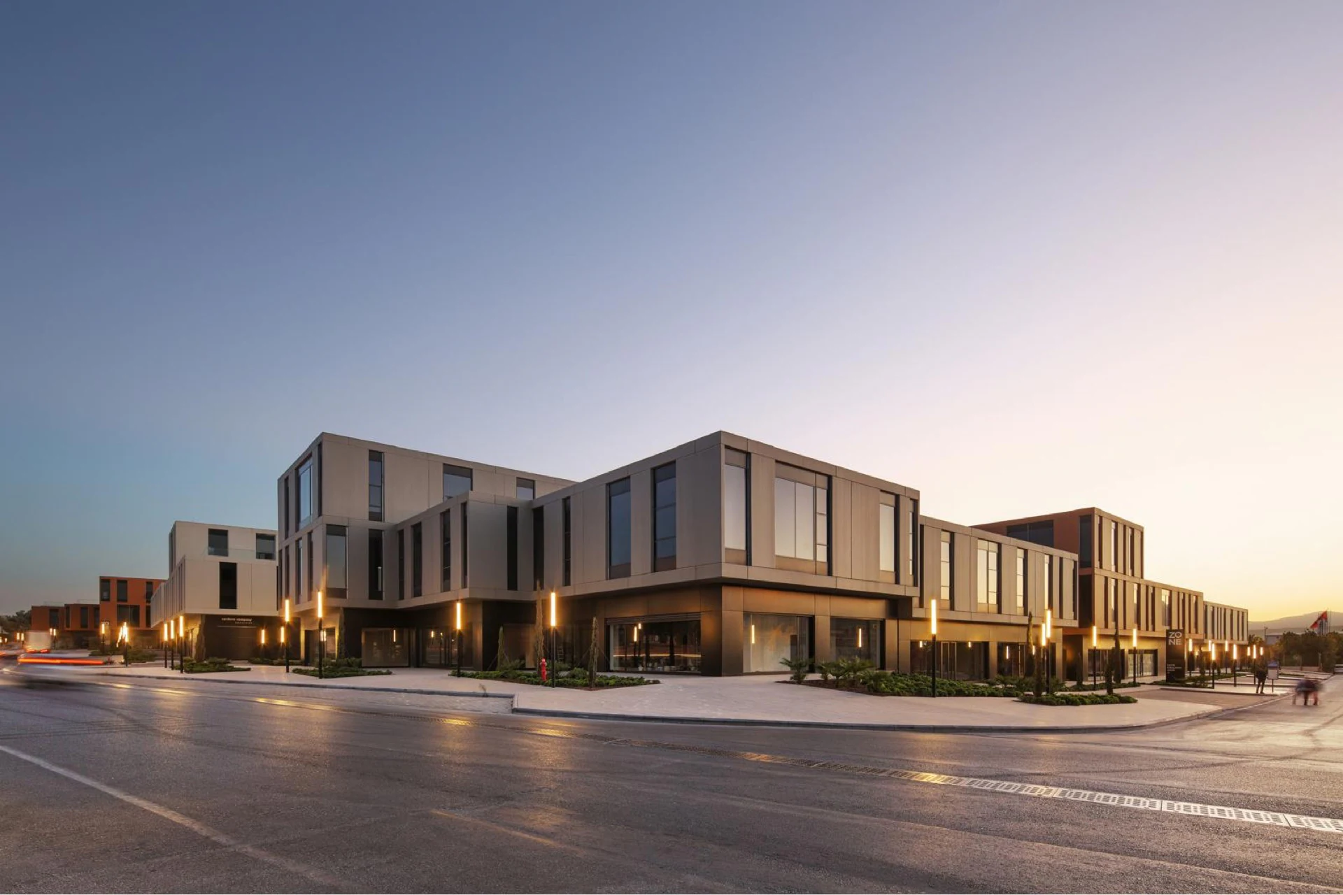 ZONE GAZİEMİR'DE ÖZEL MİMARİ TAM DONANIMLI İŞYERİ galeri 2