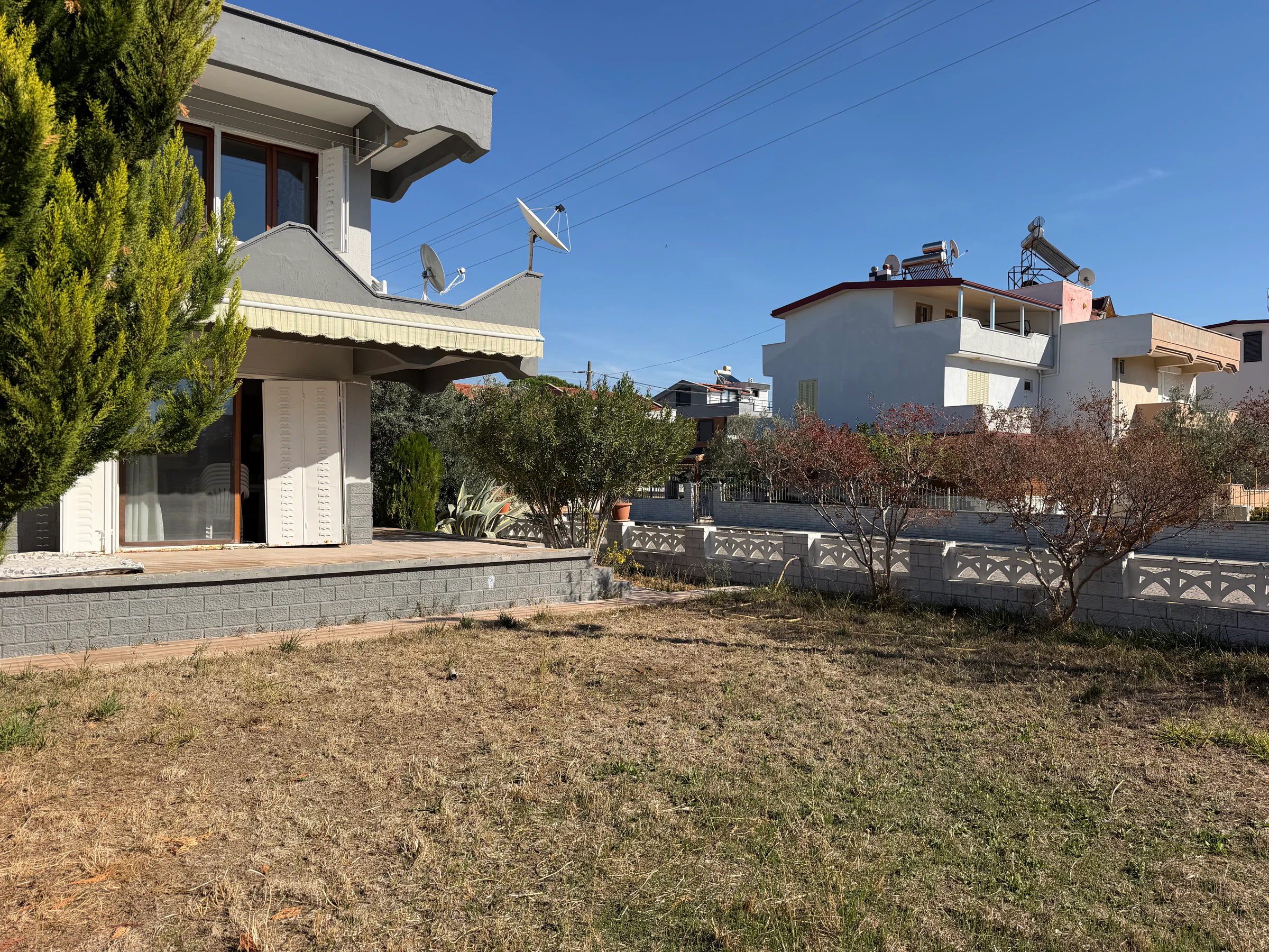 Dikili Salihleraltı'nda Geniş Bahçeli 3+1 Köşe Villa